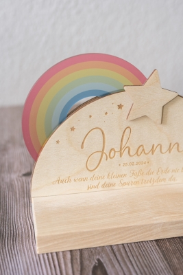 Preview: Detailansicht Holzaufsteller Regenbogen mit Name als liebevolles Erinnerungsstück für Sternenkind